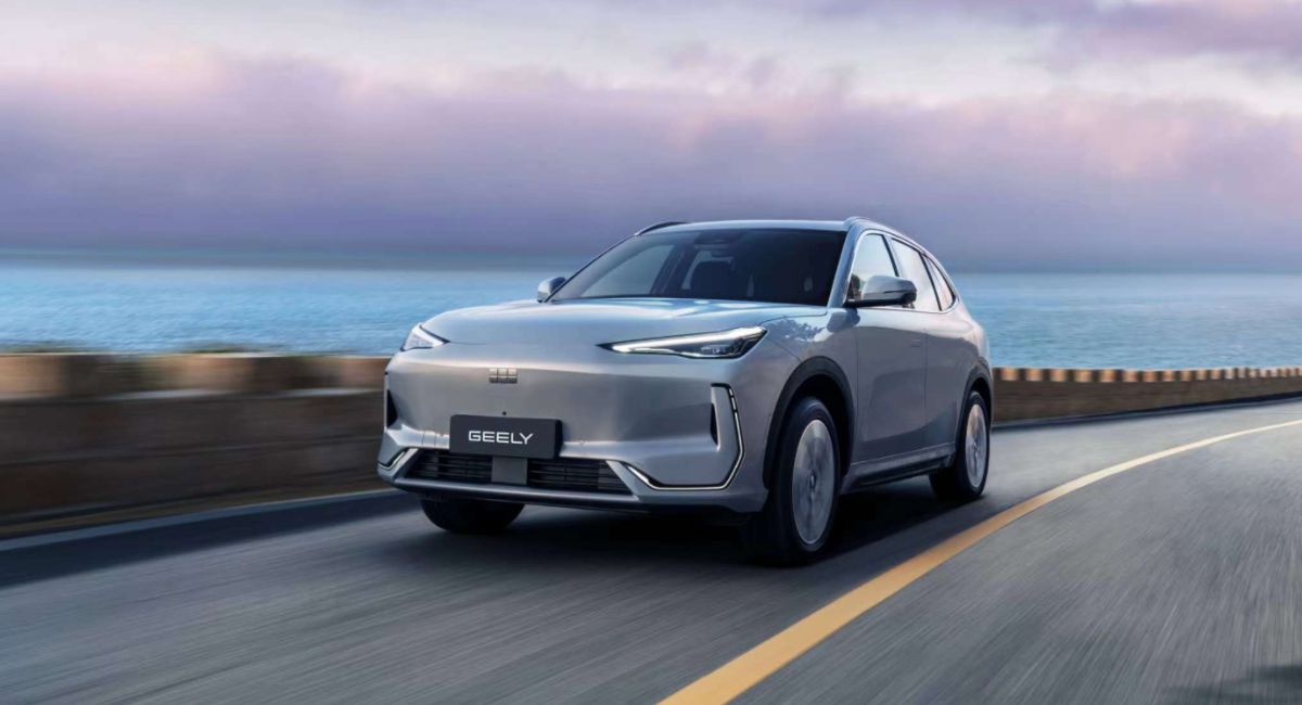 auto eléctrico en carretera