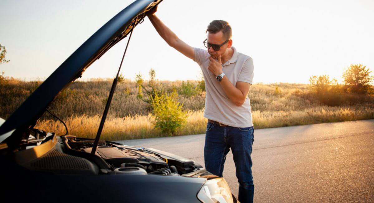 conductor buscando la causa del ruido del motor