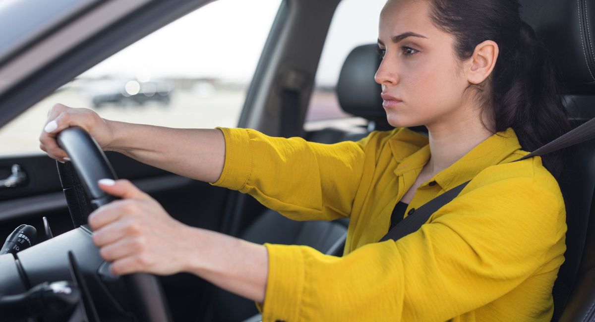 mujer experimentando fallas al encender su carro