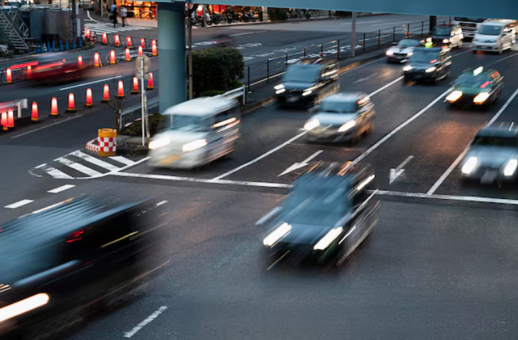 autos respetando límites de velocidad en Perú